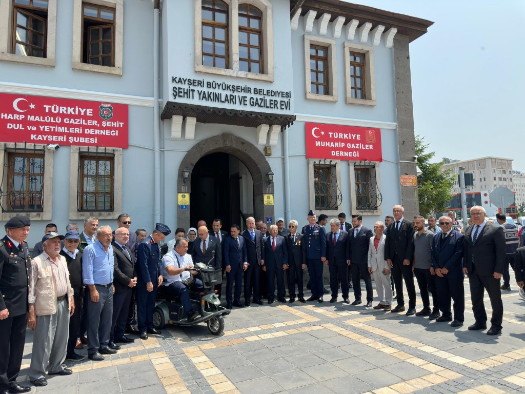 Kaymakamımız Sayın Sedat Sırrı Arısoy, Gazilerimiz ve Şehit Aileleriyle Bayramlaştı
