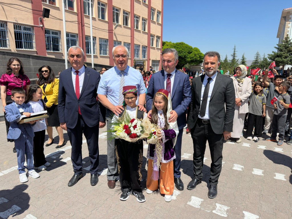 Kaymakamımız Sayın Sedat Sırrı Arısoy, Demir Karamancı İlkokulunda 2024-2025 Yıl Sonu Karne Dağıtım Törenine Katıldı